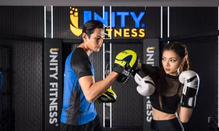 Bạn trẻ chăm chỉ tập luyện trong phòng tập gym Unity Fitness