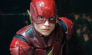 Vì sao phim riêng của siêu anh hùng Flash bị dời ngày chiếu tới nửa năm?