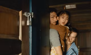 Cũng là phim kinh dị nhưng 'Tiếng gõ ở căn nhà gỗ' có ý tưởng cực lạ về ngày tận thế