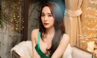 'Bỏng mắt' trước bộ ảnh Giáng sinh khoe ngực đầy nóng bỏng của “Cá sấu chúa” Quỳnh Nga