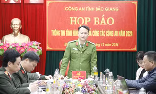 Đại tá Nguyễn Hữu Bình - Phó Giám đốc Công an tỉnh Bắc Giang chủ trì họp báo. Ảnh: Nguyễn Thắng