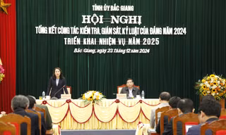 Bí thư Tỉnh ủy Bắc Giang Nguyễn Văn Gấu và Chủ nhiệm UBKT Tỉnh ủy Bắc Giang Nguyễn Thị Hương chủ trì hội nghị. Ảnh: Nguyễn Thắng