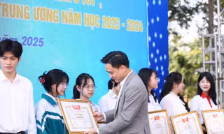 Bí thư Tỉnh Đoàn Bắc Ninh Trần Văn Đăng khen thưởng sinh viên, học sinh.