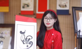 Cô đồ viết thư pháp tại chùa Bổ Đà là Tống Thị Dung (SN 1997, quê ở xã Trung Sơn, thị xã Việt Yên, Bắc Giang). Hiện cô đồ Dung đang làm giáo viên ở Trường Tiểu học Lê Lợi, thành phố Bắc Giang. Ảnh: Nguyễn Thắng