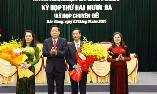 Bí thư Tỉnh ủy Bắc Giang Nguyễn Văn Gấu tặng hoa chúc mừng bà Hương và ông Oanh. Ảnh: Nguyễn Thắng