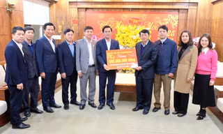Lãnh đạo UBND tỉnh Bắc Ninh trao quà Tết tặng người nghèo tỉnh Cao Bằng.