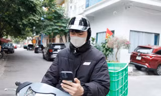 Anh Tiến đang đi giao hàng cho khách. Ảnh: Nguyễn Thắng