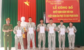 Trao các quyết định giảm thời hạn chấp hành án phạt tù cho phạm nhân.