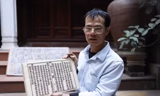 Anh Thạo bên mộc bản. Ảnh: Nguyễn Thắng