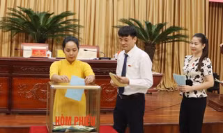 Các đại biểu bỏ phiếu tín nhiệm.