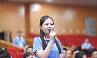 Đại biểu Hoàng Mỹ Linh - Phó Bí thư Huyện Đoàn Yên Dũng đặt câu hỏi. Ảnh: Nguyễn Thắng