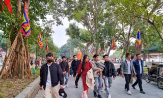 Ngày mùng 1 và mùng 2 Tết, đông đảo du khách trong và ngoài tỉnh Bắc Ninh đến viếng đền Đô .