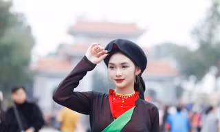 Một chị hai quan họ đi trẩy hội Lim (thị trấn Lim, huyện Tiên Du, Bắc Ninh). Ảnh: Nguyễn Thắng