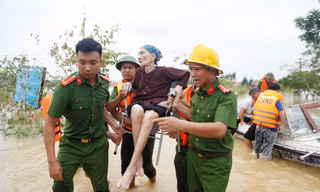 Một cụ già được Công an tỉnh Bắc Giang di tản ra khỏi vùng lũ đến nơi an toàn. Hành động sẵn sàng giúp đỡ của người dân trong bão lũ của lực lượng công an để lại tình cảm tốt đẹp trong lòng dân. Ảnh: Nguyễn Thắng