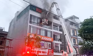 Lực lượng chức năng triển khai phương tiện dập đám cháy.