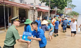 'Áo xanh' Bắc Giang tiếp sức người dân vùng lũ
