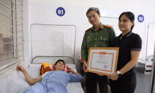 Đại tá Nguyễn Quốc Toản - Giám đốc Công an tỉnh Bắc Giang thăm, biểu dương và trao tặng giấy khen cho Thượng úy Đinh Văn Cường.