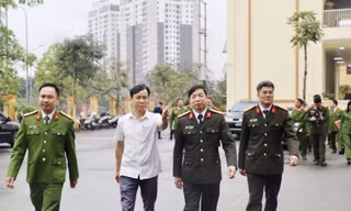 Đại tá Nguyễn Quang Vinh (thứ 3 bên trái) - Giám đốc Công an tỉnh Bắc Giang thị sát công an phường.