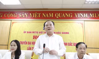 Ông Trần Công Thắng (ở giữa) - Ủy viên Ban Thường vụ Tỉnh ủy Bắc Giang có đơn xin nghỉ hưu trước tuổi. Ảnh: Nguyễn Thắng