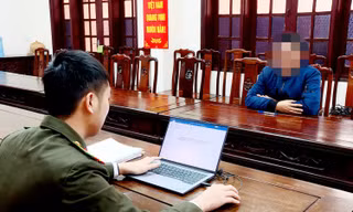 Công an Bắc Ninh làm việc với người chia sẻ thông tin sai sự thật.