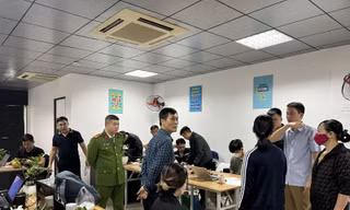 Cơ quan Công an khám xét nơi làm việc của các đối tượng.