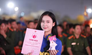 Một đoàn viên được tuyên dương thanh niên tiến tiến làm theo lời Bác. Ảnh: Nguyễn Thắng