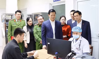 Lãnh đạo tỉnh Bắc Ninh thăm mô hình bệnh viện không giấy tờ tại Trung tâm Y tế huyện Yên Phong.