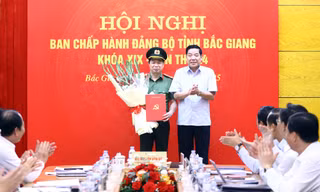 Bí thư Tỉnh ủy Bắc Giang Nguyễn Văn Gấu trao quyết định cho Đại tá Nguyễn Quang Vinh.