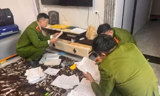 Cơ quan Công an khám xét tại nhà đối tượng Dương Thị Du. Ảnh: Công an tỉnh Bắc Giang
