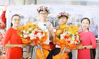 Em Trần Thế Công (bên trái) và Trương Phi Hùng cùng với phụ huynh. 