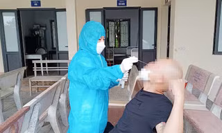 Cán bộ Trung tâm Y tế huyện Hiệp Hòa lấy mẫu xét nghiệm cho người có nguy cơ nhiễm bạch hầu.