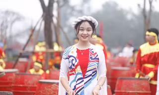 Nữ sinh Học viện Cảnh sát nhân dân đánh trống tại Lễ hội kỷ niệm 140 năm Khởi nghĩa Yên Thế
