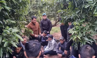 Công an huyện Lục Nam bắt giữ các đối tượng tại hiện trường.