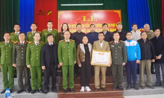 ông an tỉnh Bắc Giang tổ chức Lễ công bố quyết định của Thủ tướng và trao bằng "Tổ quốc ghi công" cho thân nhân liệt sỹ Nguyễn Văn Mạnh.