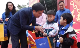 Bí thư Tỉnh Đoàn Bắc Ninh Nguyễn Đức Sâm trao quà Tết tặng con em thanh niên công nhân. Ảnh: Nguyễn Thắng.