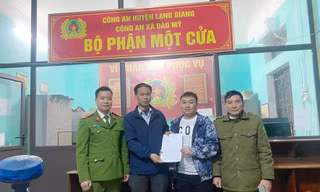 Công an hỗ trợ anh Tuyến (thứ 2 bên trái) nhận lại tiền do chuyển nhầm.