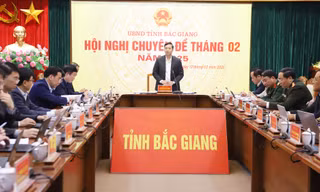 Chủ tịch UBND tỉnh Bắc Giang Nguyễn Việt Oanh chủ trì hội nghị chuyên đề tháng 2. Ảnh: Nguyễn Thắng