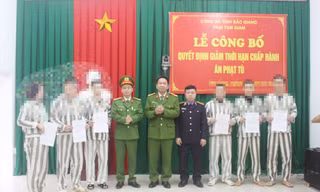 Trại tạm giam Công an tỉnh Bắc Giang công bố quyết định giảm thời hạn chấp hành án phạt tù.