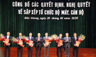 Lãnh đạo UBND tỉnh Bắc Giang tặng hoa chúc mừng lãnh đạo Sở Xây dựng. Ảnh: Nguyễn Thắng.