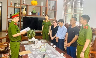 Cơ quan Công an đọc các quyết định tố tụng đối với Lương Thị Hằng.