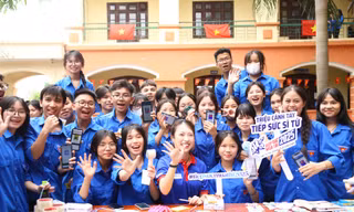 Các em học sinh giao lưu MV Khánh Vy tại chương trình.