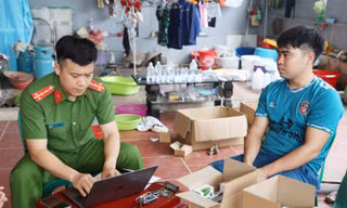 Công an làm việc với Nguyễn Văn Khánh. Ảnh: Công an tỉnh Bắc Giang
