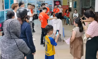 Người dân hiến tóc tặng bệnh nhân ung thư tại chương trình.