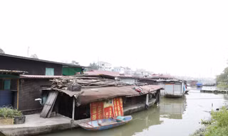 Bắc Giang khẩn trương đưa làng chài Nguyệt Đức lên bờ. Ảnh: Nguyễn Thắng 