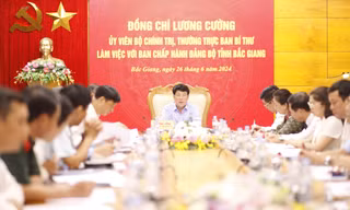 Ủy viên Bộ Chính trị, Thường trực Ban Bí thư Lương Cường làm việc với Ban Chấp hành Đảng bộ tỉnh Bắc Giang. Ảnh: Nguyễn Thắng.