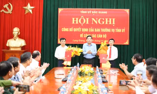 Bí thư Tỉnh ủy Bắc Giang Nguyễn Văn Gấu tặng hoa chúc mừng ông Tạ Huy Cần và Nguyễn Văn Thi (bên trái).