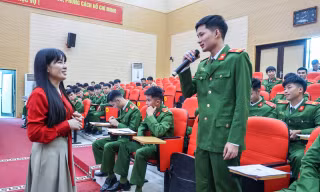 Các chiến sĩ công an nghĩa vụ được tư vấn về nghề nghiệp.