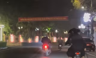 Nhóm thanh niên mang theo kiếm chém người đi đường.