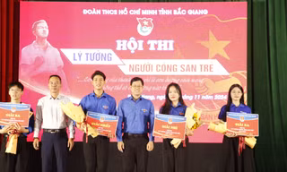 Tỉnh Đoàn Bắc Giang trao giải cuộc thi lý tưởng người cộng sản. Ảnh: Nguyễn Thắng