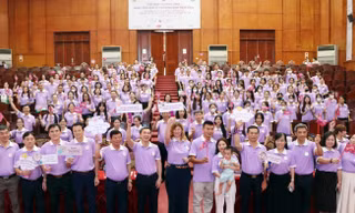 Các đại biểu dự mít tinh Việt Nam hưởng ứng Ngày thế giới vì trẻ sinh non.